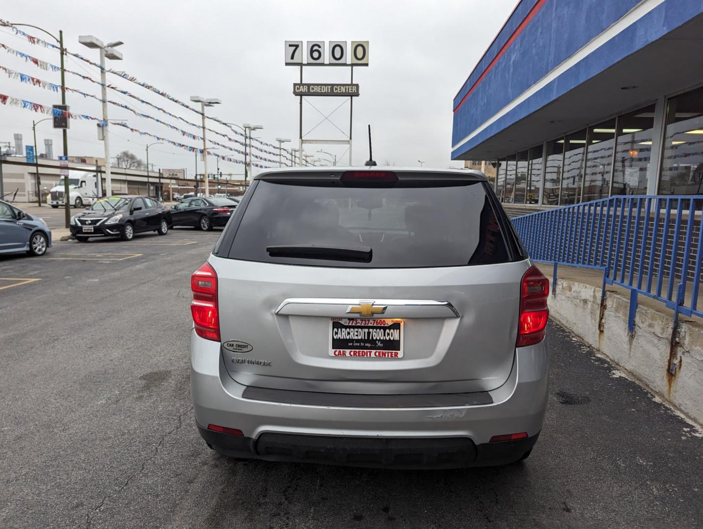 2017 SILVER Chevrolet Equinox LS 2WD (2GNALBEKXH1) with an 2.4L L4 DOHC 16V FFV engine, 6A transmission, located at 7600 S Western Ave., Chicago, IL, 60620, (773) 918-3980, 0.000000, 0.000000 - Photo#3